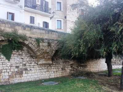 Il degrado della Muraglia di Bari